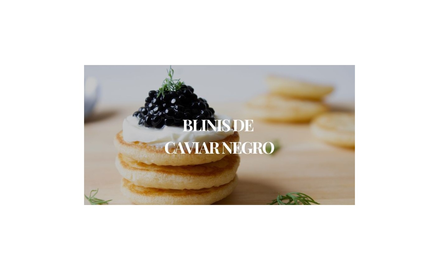 Blinis de caviar negro con crema de queso y eneldo | Receta gourmet
