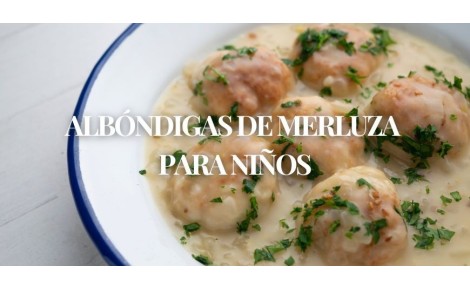 Albóndigas de merluza para niños con salsa de cebolla | Receta saludable y fácil